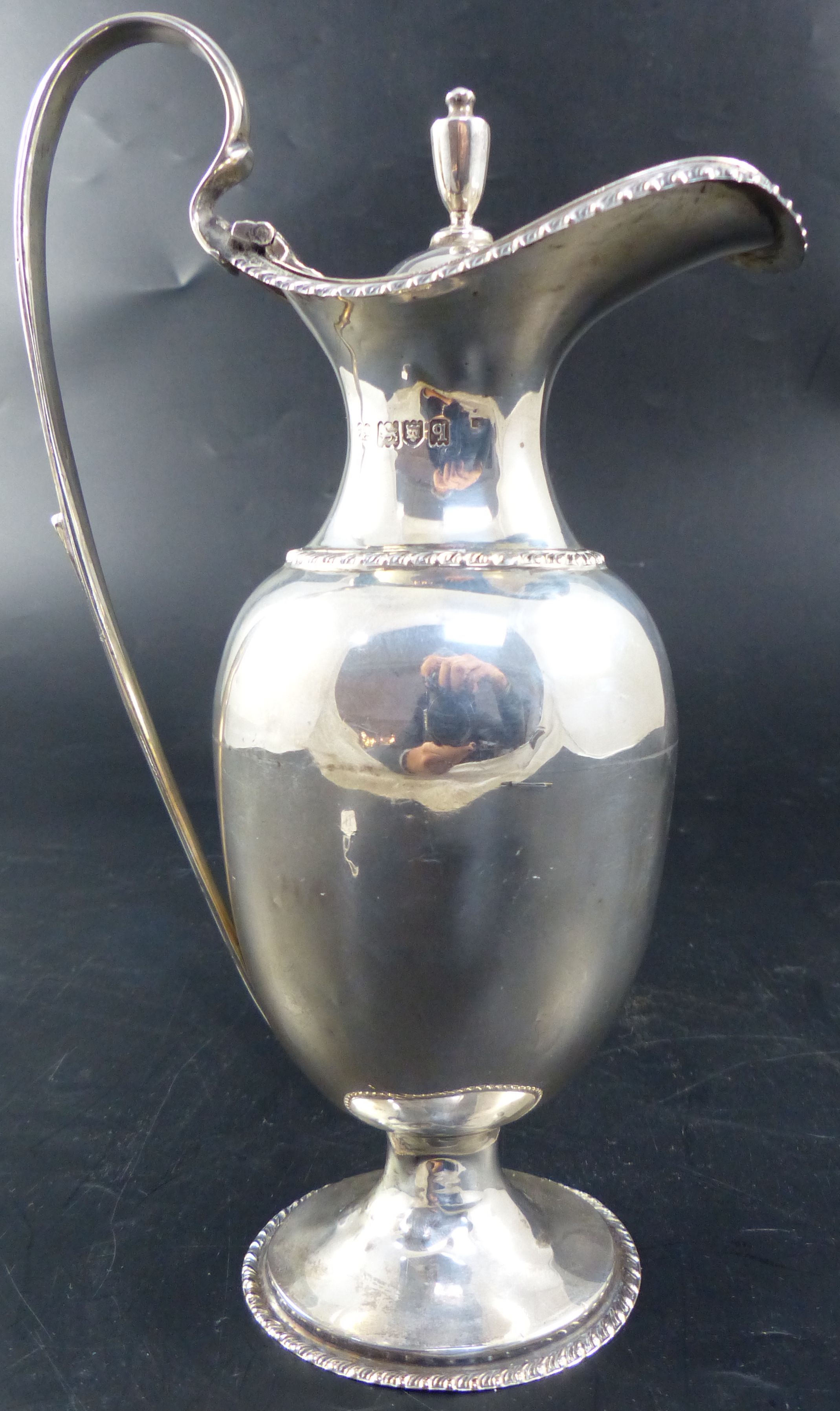 A George V silver pedestal ewer, 21.6cm, 9oz (a.f.)
